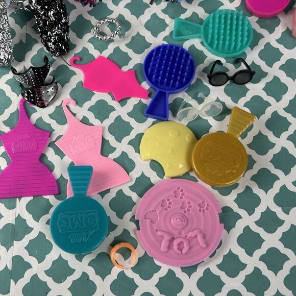 LOL Surprise OMG Dolls Accessories Clothes Mixed Lot Earrings Shoes 20+ Pieces - Picture 5 of 7